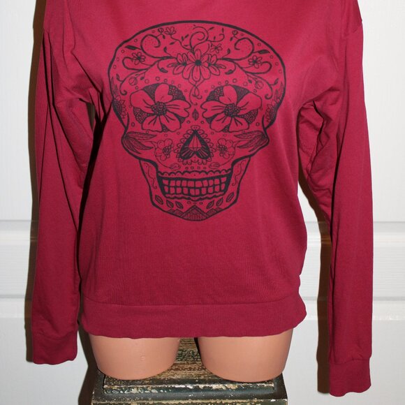 NWT! Fun H&M SIZE SMALL Red & Black Sugar Skull Casual Wear Weekend Top - Picture 2 of 7